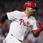 Nick Castellanos, do Philadelphia Phillies, corre depois de acertar uma dobradinha.