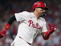 Nick Castellanos revela a lição que aprendeu com o divórcio complicado de Phillies Nick Castellanos, do Philadelphia Phillies, corre depois de acertar uma dobradinha.