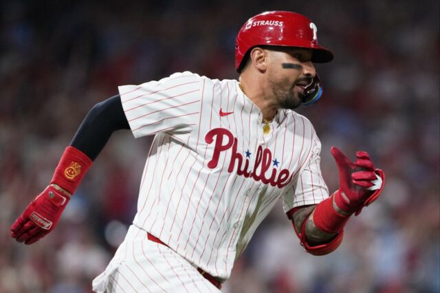 Nick Castellanos, do Philadelphia Phillies, corre depois de acertar uma dobradinha.