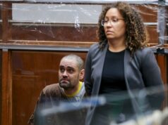 Nick Reiner raspou a cabeça e está sentado atrás de um vidro em fotos assustadoras do tribunal Esboço do tribunal de Nick Reiner BGUS_3454008_002 USO ÚNICO SOMENTE