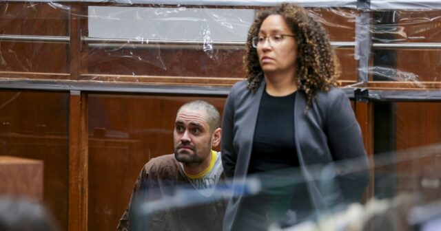 Nick Reiner raspou a cabeça e está sentado atrás de Esboço do tribunal de Nick Reiner BGUS_3454008_002 USO ÚNICO SOMENTE