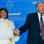 Erika Kirk, à esquerda, e Nicki Minaj falam durante o AmericaFest 2025 da Turning Point USA, domingo, 21 de dezembro de 2025, em Phoenix. (Foto AP/Jon Cherry)