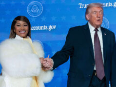 Nicki Minaj troca ‘Barbz’ por bots em meio à transformação do MAGA Erika Kirk, à esquerda, e Nicki Minaj falam durante o AmericaFest 2025 da Turning Point USA, domingo, 21 de dezembro de 2025, em Phoenix. (Foto AP/Jon Cherry)