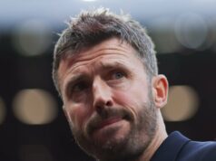 Nicky Butt escolhe quando a decisão de Michael Carrick será ‘tirada das mãos do conselho’ MIchael Carrick sai com o punho erguido, jogadores do United ao fundo