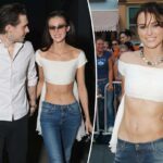 Nicola Peltz canaliza Keira Knightley da era Y2K em top curto e jeans de cintura baixa