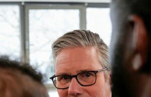 Nigel Farage força Starmer a humilhar a redução das eleições locais enquanto o governo ABANDONA o plano de adiar a votação de milhões Os ministros abandonaram os esforços para adiar as eleições do conselho em outra reviravolta extraordinária de Keir Starmer