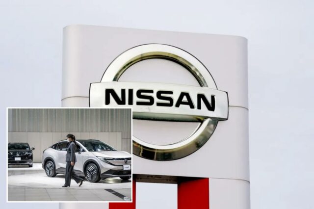 Uma visão geral de uma placa e logotipo da Nissan.
