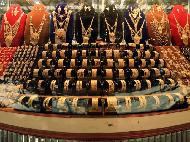 No Paquistão, a montanha-russa do preço do ouro empurra os compradores para a prata
