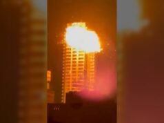 No momento em que um suposto drone iraniano atinge um arranha-céu no Bahrein No momento em que um suposto drone iraniano atinge um arranha-céu no Bahrein