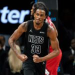 Noah Clowney, flexionando durante a vitória do Nets sobre o Bulls no início da semana, não jogou na derrota por 115-110 para o Pacers em 11 de fevereiro de 2026 no Barclays Center.