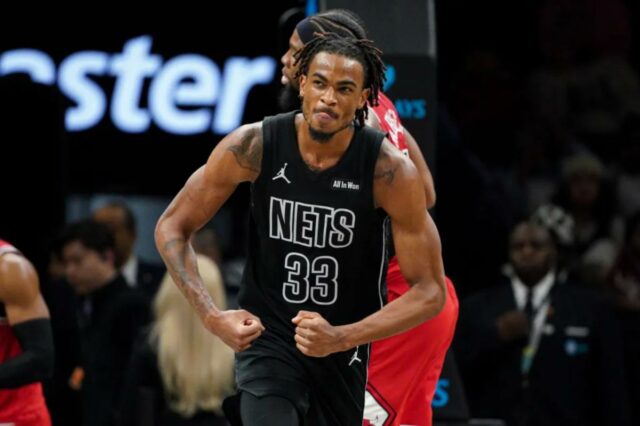 Noah Clowney, flexionando durante a vitória do Nets sobre o Bulls no início da semana, não jogou na derrota por 115-110 para o Pacers em 11 de fevereiro de 2026 no Barclays Center.