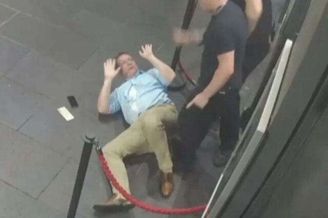 Nocaute viral em cadeira voadora em bar australiano provocado por Nocaute viral em cadeira voadora em bar australiano provocado por demanda desbocada por cerveja