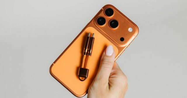 Nomad lança Stellar Orange ChargeKey com combinação de cores inspirada no iPhone
