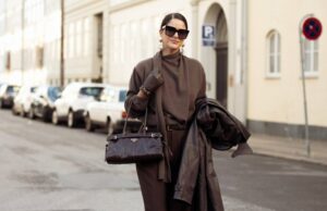 Normalmente compro designer, mas essas descobertas ricas da Amazon me impediram LONDRES, INGLATERRA - 19 DE SETEMBRO: Jill Asemota vista usando um elegante óculos de sol Miu Miu em preto brilhante, um blazer de couro de camurça marrom chocolate da Zara, cortado em uma silhueta descontraída com mangas ligeiramente grandes e bolsos com aba nas laterais, elegante top Wolford preto justo em um design minimalista, minissaia Burberry Vintage em um padrão xadrez bege e marrom, sob medida para um corte reto, meia-calça preta transparente, Chanel Mary preta clássica Sapatilhas Jane, confeccionadas em couro liso e bolsa vintage preta estruturada, formato quadradão com alças curtas e detalhes de ferragens metálicas. Seu cabelo castanho está penteado em um penteado longo e reto com sutis mechas caramelo, repartido naturalmente e caindo sobre os ombros, durante a London Fashion Week em 19 de setembro de 2025 em Londres, Inglaterra. (Foto de Jeremy Moeller/Getty Images)