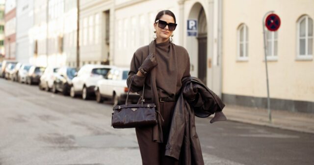 LONDRES, INGLATERRA - 19 DE SETEMBRO: Jill Asemota vista usando um elegante óculos de sol Miu Miu em preto brilhante, um blazer de couro de camurça marrom chocolate da Zara, cortado em uma silhueta descontraída com mangas ligeiramente grandes e bolsos com aba nas laterais, elegante top Wolford preto justo em um design minimalista, minissaia Burberry Vintage em um padrão xadrez bege e marrom, sob medida para um corte reto, meia-calça preta transparente, Chanel Mary preta clássica Sapatilhas Jane, confeccionadas em couro liso e bolsa vintage preta estruturada, formato quadradão com alças curtas e detalhes de ferragens metálicas. Seu cabelo castanho está penteado em um penteado longo e reto com sutis mechas caramelo, repartido naturalmente e caindo sobre os ombros, durante a London Fashion Week em 19 de setembro de 2025 em Londres, Inglaterra. (Foto de Jeremy Moeller/Getty Images)