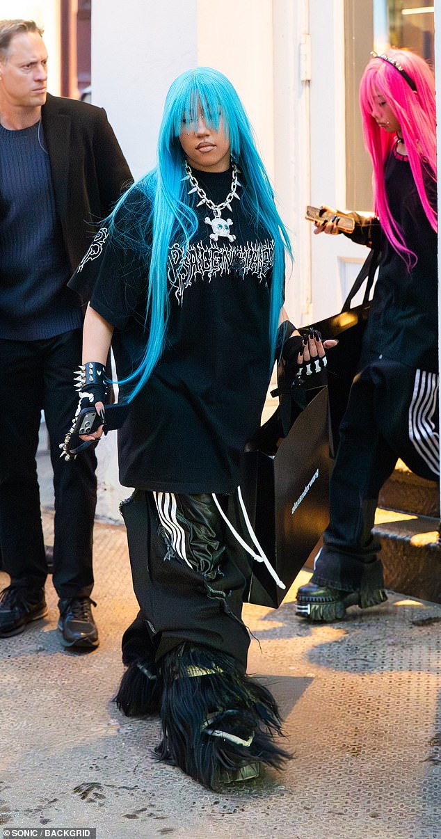 North West, 12, lançará império de moda e joias enquanto North, 12 anos, filha pré-adolescente de Kim Kardashian e Kanye West, está prestes a lançar sua própria marca de moda e joias; North é fotografado no sábado em Nova York