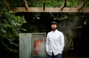 ‘Nosso negócio de infusão de bebidas alcoólicas dá ao salmão defumado uma personalidade rock and roll’ James Eagle começou a fumar peixe em seu quintal em Camberwell em 2014.