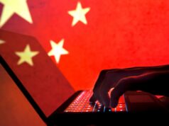 Notepad++ diz que hackers do governo chinês sequestraram suas atualizações de software durante meses Cybercriminal, hacker China flag background.
