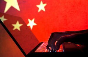 Notepad++ diz que hackers do governo chinês sequestraram suas atualizações de software durante meses Cybercriminal, hacker China flag background.