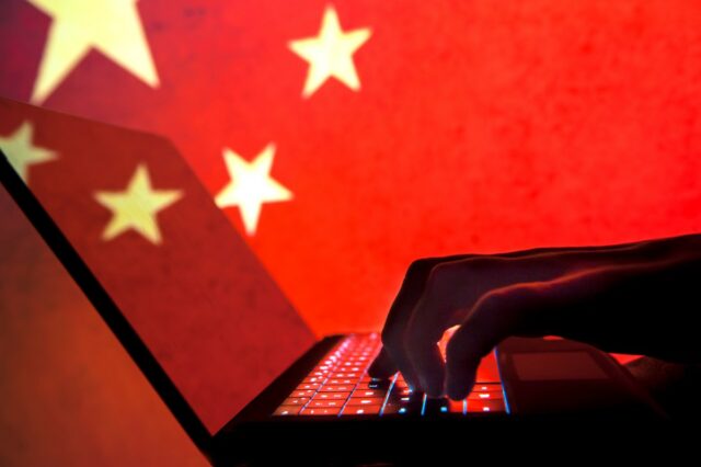 Notepad++ diz que hackers do governo chinês sequestraram suas atualizações Cybercriminal, hacker China flag background.