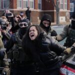 Um manifestante recebe spray de pimenta de perto enquanto era detido perto do local do tiroteio fatal contra Alex Pretti, de 37 anos, por agentes federais em Minneapolis no sábado, 24 de janeiro de 2026. (Ellen Schmidt/MinnPost via AP)