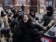 Nova campanha publicitária obscura pinta bandidos do ICE como ‘amigos e vizinhos’ Um manifestante recebe spray de pimenta de perto enquanto era detido perto do local do tiroteio fatal contra Alex Pretti, de 37 anos, por agentes federais em Minneapolis no sábado, 24 de janeiro de 2026. (Ellen Schmidt/MinnPost via AP)