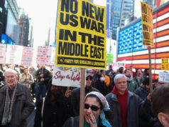 Nova-iorquinos protestam contra ataques dos EUA ao Irã Nova-iorquinos protestam contra ataques dos EUA ao Irã