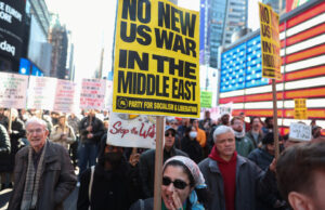 Nova-iorquinos protestam contra ataques dos EUA ao Irã Nova-iorquinos protestam contra ataques dos EUA ao Irã