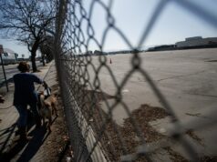 Nova limpeza proposta para o antigo local do San Jose Superfund, perto do estado de San Jose Uma placa da Agência de Proteção Ambiental dos EUA fica em cima do muro no local da antiga propriedade da Lorentz Barrel and Drum Company, na esquina da South 10th Street com a East Alma Avenue, em San Jose, Califórnia, na sexta-feira, 6 de fevereiro de 2026. (Dai Sugano/Bay Area News Group)