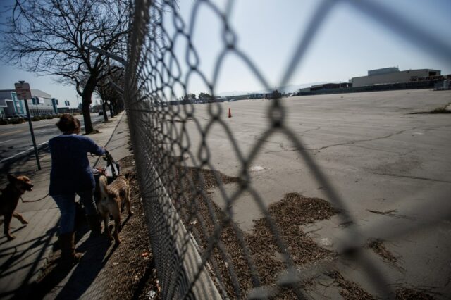 Uma placa da Agência de Proteção Ambiental dos EUA fica em cima do muro no local da antiga propriedade da Lorentz Barrel and Drum Company, na esquina da South 10th Street com a East Alma Avenue, em San Jose, Califórnia, na sexta-feira, 6 de fevereiro de 2026. (Dai Sugano/Bay Area News Group)