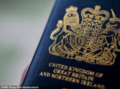 Novas regras de passaporte que entrarão em vigor na próxima semana ‘farão com que os pais britânicos desembolsem uma fortuna para trazer seus filhos nascidos no exterior de volta ao Reino Unido’ Cidadãos com dupla nacionalidade podem ter que pagar quase £ 600 por um ‘certificado de direito’ para entrar no Reino Unido sob as novas regras do Home Office