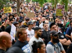 Novas tensões enquanto manifestantes se reúnem após suposta brutalidade policial Novas tensões enquanto manifestantes se reúnem após suposta brutalidade policial