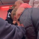 O avião foi forçado a fazer um desvio de emergência após o início da briga, com imagens dramáticas mostrando passageiros gritando enquanto outros trocavam golpes e lutavam no corredor em pleno ar.