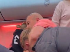 Novo ângulo mostra o momento em que uma briga caótica em massa eclodiu no voo da Turquia para Manchester que virou manchete em todo o mundo O avião foi forçado a fazer um desvio de emergência após o início da briga, com imagens dramáticas mostrando passageiros gritando enquanto outros trocavam golpes e lutavam no corredor em pleno ar.