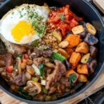 O kimchi carbonara (US$ 26) no Whisper em San Mateo oferece kimchi, bulgogi, cebola, molho branco, macarrão, cebolinha e queijo. (Cortesia Eric Htoy)