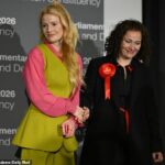 Agite: Hannah Spencer e Angeliki Stogia do Partido Trabalhista durante a contagem das eleições suplementares de Gorton e Denton