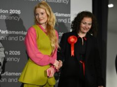 Num minuto a nova deputada verde Hannah Spencer era uma aspirante Sra. Thatcher, no próximo um imberbe Jeremy Corbyn: ROBERT HARDMAN Agite: Hannah Spencer e Angeliki Stogia do Partido Trabalhista durante a contagem das eleições suplementares de Gorton e Denton