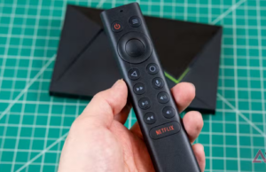 Nvidia Shield continua reescrevendo as regras de suporte de software Uma estatueta de bot Android de costas para a Nvidia Shield TV, olhando para um Google TV Streamer.