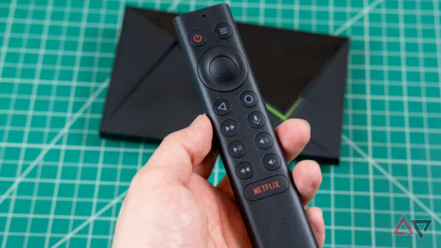 Nvidia Shield continua reescrevendo as regras de suporte de software Uma estatueta de bot Android de costas para a Nvidia Shield TV, olhando para um Google TV Streamer.