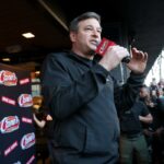 O CEO de um império de frango retorna a Los Angeles com US$ 22 bilhões, uma nova mansão e as maiores celebridades de Hollywood como amigos