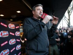 O CEO de um império de frango retorna a Los Angeles com US$ 22 bilhões, uma nova mansão e as maiores celebridades de Hollywood como amigos O CEO de um império de frango retorna a Los Angeles com US$ 22 bilhões, uma nova mansão e as maiores celebridades de Hollywood como amigos