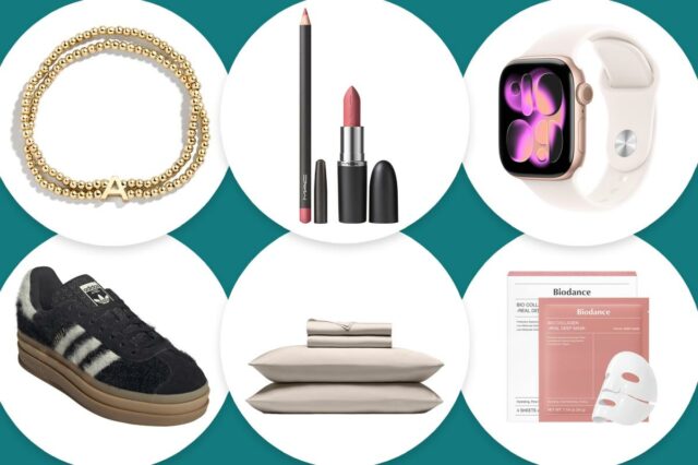 Bolsa bucket em couro preto com alça ajustável e detalhe de fivela.