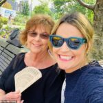 O FBI entrou em contato com as autoridades no México para ampliar a busca pela desaparecida Nancy Guthrie (vista com sua filha estrela do Today Show, Savannah Guthrie)