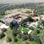 O FBI foi avisado de que Jeffrey Epstein poderia estar destruindo evidências em um incinerador depois que um “celeiro suspeito” foi construído em seu rancho Zorro (foto), onde ele supostamente enterrou “garotas estranguladas”.