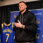 NOVA IORQUE, NOVA IORQUE - 29 DE OUTUBRO: Kristaps Porzingis nº 8 do Atlanta Hawks enterrou a bola durante o segundo tempo contra o Brooklyn Nets no Barclays Center em 29 de outubro de 2025 na cidade de Nova York. Os Hawks venceram por 117-112. NOTA AO USUÁRIO: O Usuário reconhece e concorda expressamente que, ao baixar e/ou usar esta fotografia, o Usuário está concordando com os termos e condições do Contrato de Licença da Getty Images. (Foto de Sarah Stier/Getty Images)