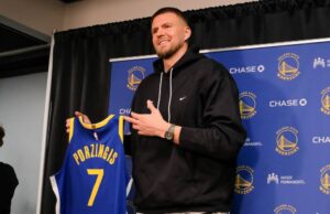 O GM dos Warriors, Mike Dunleavy, dá as boas-vindas a Porzingis, nega ter comprado Green e Butler antes da negociação NOVA IORQUE, NOVA IORQUE - 29 DE OUTUBRO: Kristaps Porzingis nº 8 do Atlanta Hawks enterrou a bola durante o segundo tempo contra o Brooklyn Nets no Barclays Center em 29 de outubro de 2025 na cidade de Nova York. Os Hawks venceram por 117-112. NOTA AO USUÁRIO: O Usuário reconhece e concorda expressamente que, ao baixar e/ou usar esta fotografia, o Usuário está concordando com os termos e condições do Contrato de Licença da Getty Images. (Foto de Sarah Stier/Getty Images)