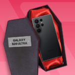 Uma mão segurando um Galaxy S25 com um carregador Qi2 próximo e um alerta no meio.