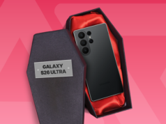 O Galaxy S26 Ultra é uma relíquia do passado, e este recurso que falta prova isso Uma mão segurando um Galaxy S25 com um carregador Qi2 próximo e um alerta no meio.