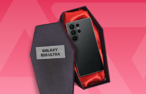O Galaxy S26 Ultra é uma relíquia do passado, e este recurso que falta prova isso Uma mão segurando um Galaxy S25 com um carregador Qi2 próximo e um alerta no meio.