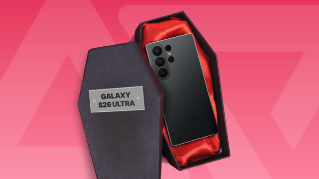 Uma mão segurando um Galaxy S25 com um carregador Qi2 próximo e um alerta no meio.